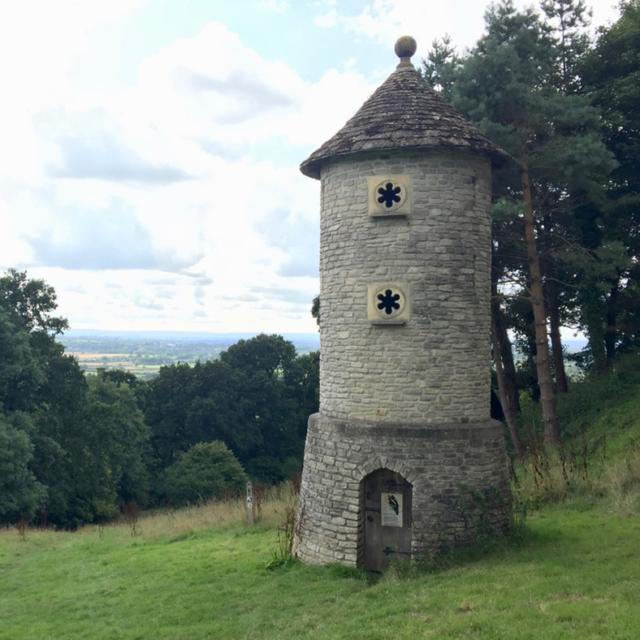 How to find lesser-known attractions when travelling - podcast episode cover